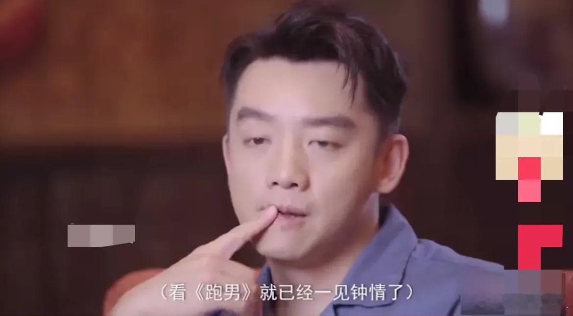 主持人：你和苗苗是不是一见钟情？郑恺说：“是不是一见钟情，这个我不知道。它不叫一