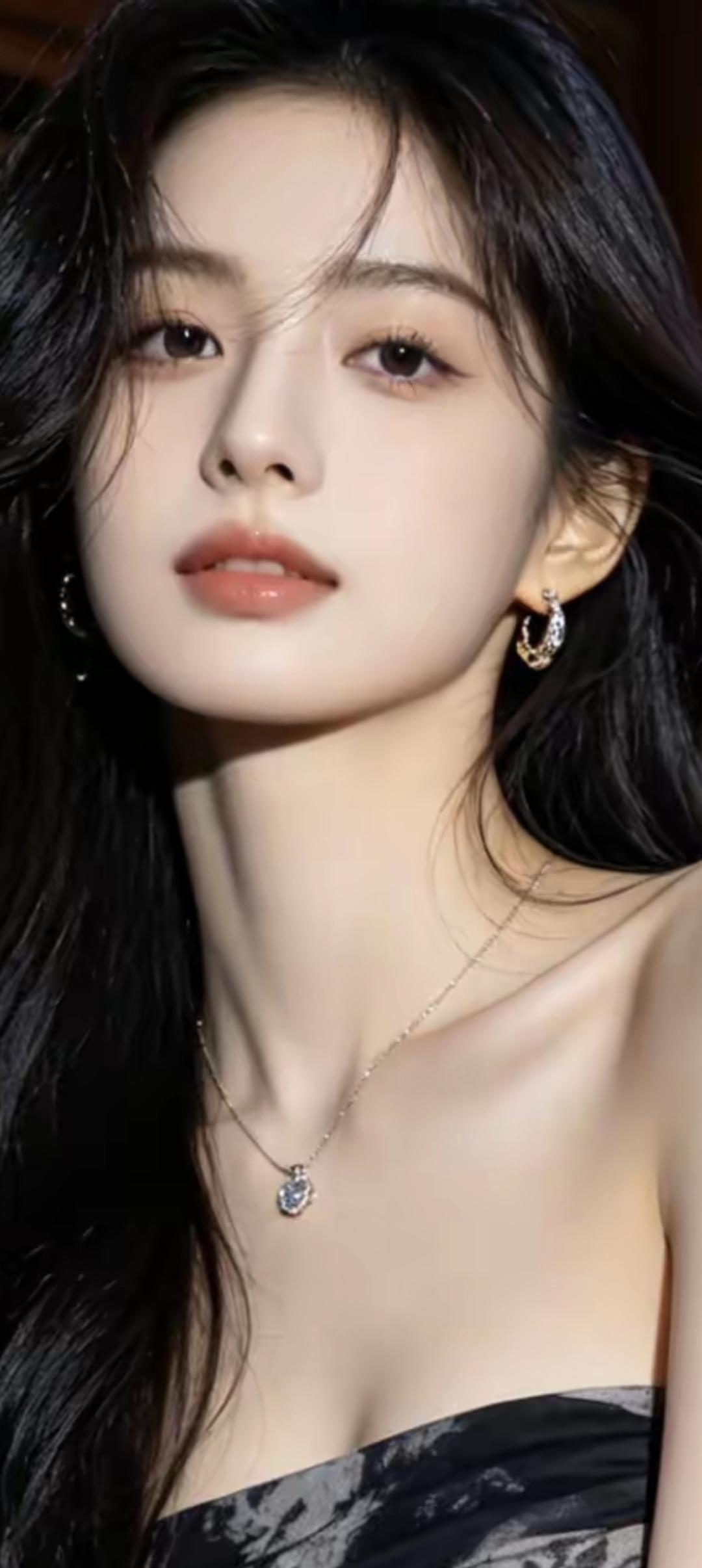 优雅黑发美人，精致耳环与项链相得益彰，散发迷人魅力。