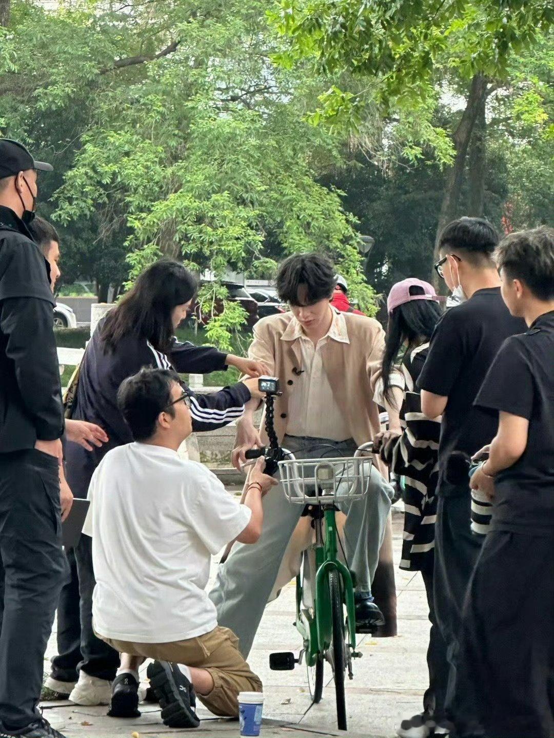 展轩扬州拍摄被偶遇网友扬州偶遇展轩拍摄 网友扬州偶遇展轩拍摄！单车少年衬衫配大衣