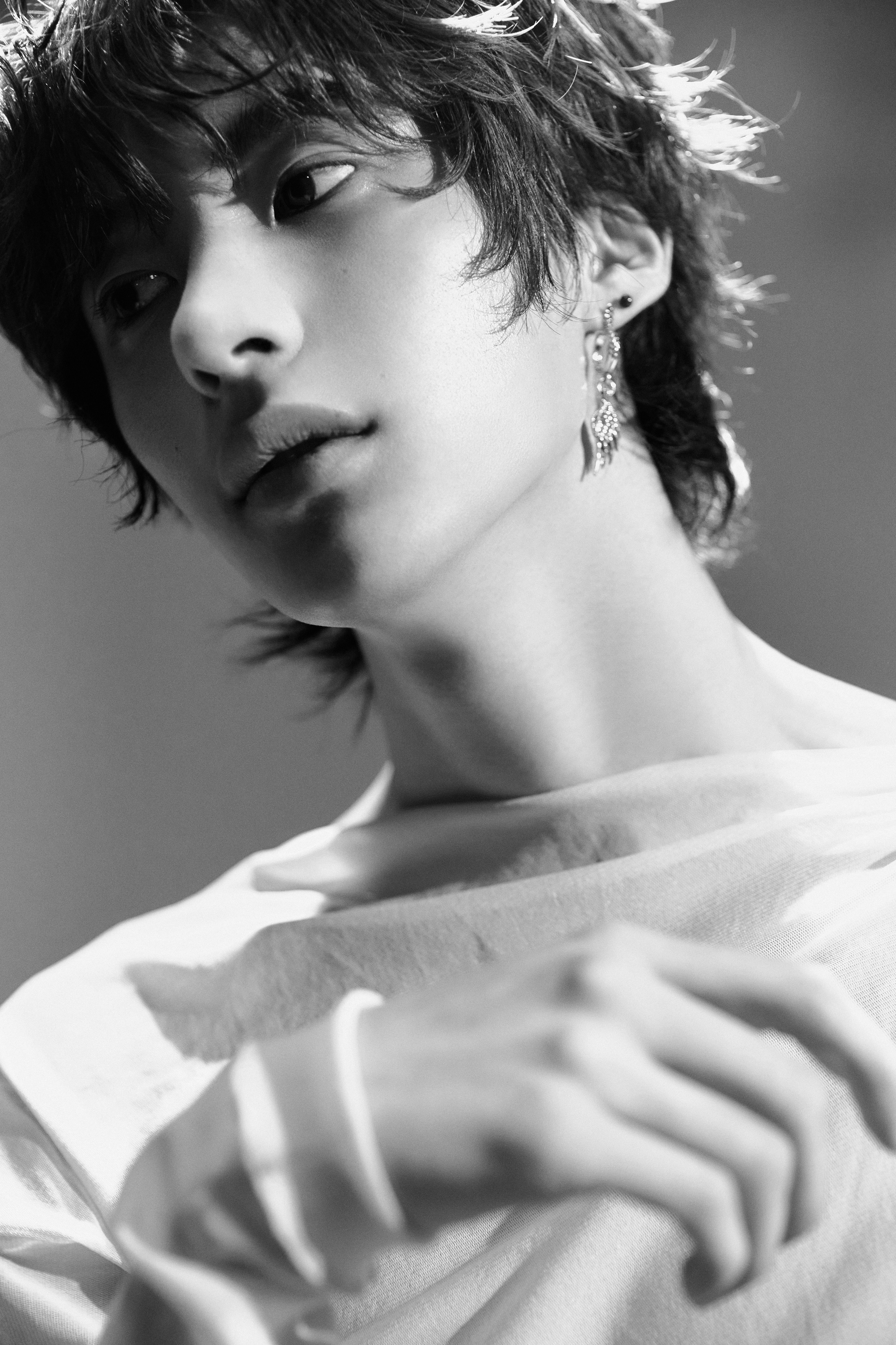 anton[超话] 最喜欢的四张性感嘴唇、清晰的腹肌、勾起衣服的小拇指、瘦削的脸