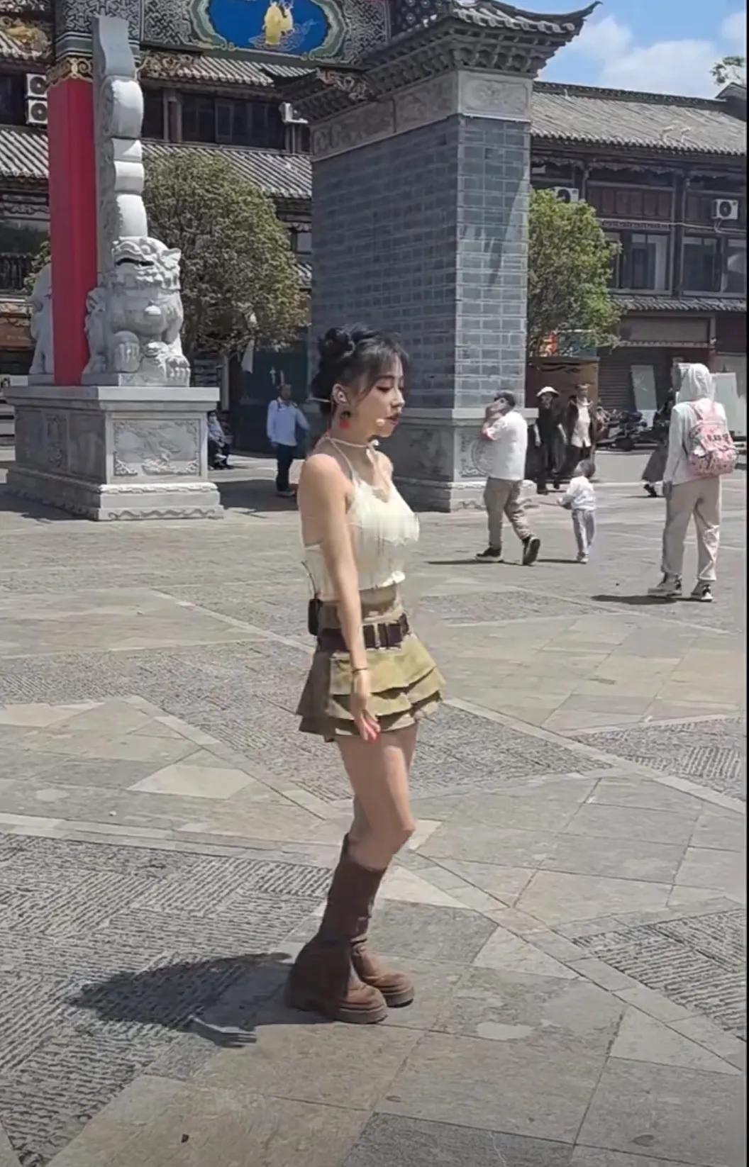云南昆明偶遇冯提莫，她真的好勤奋啊！各个城市到处户外直播，也是一个比较累的工作，