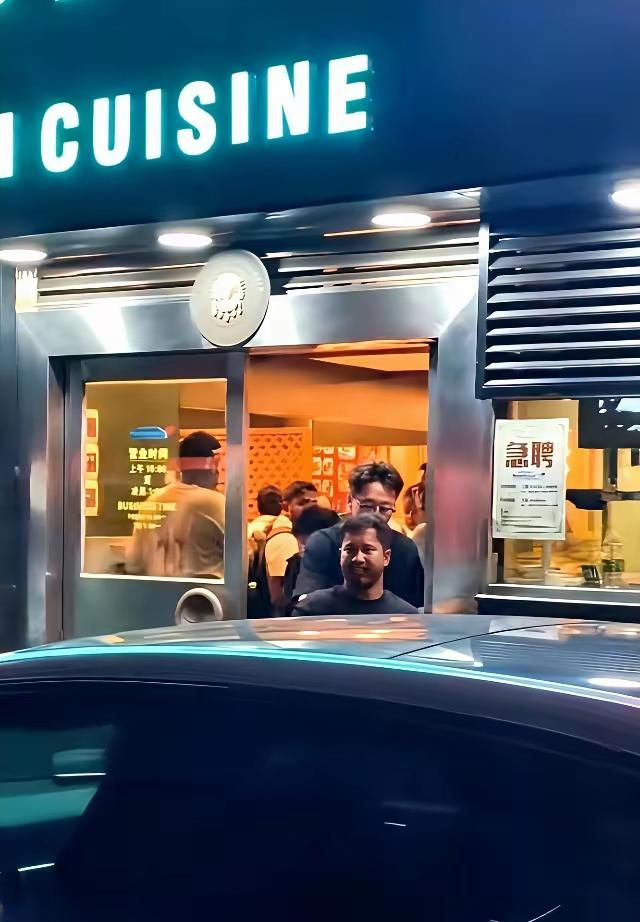 令人欣喜的是，越来越多的国人开始反感“带样人来中国见世面”这类视频了。
但另一方