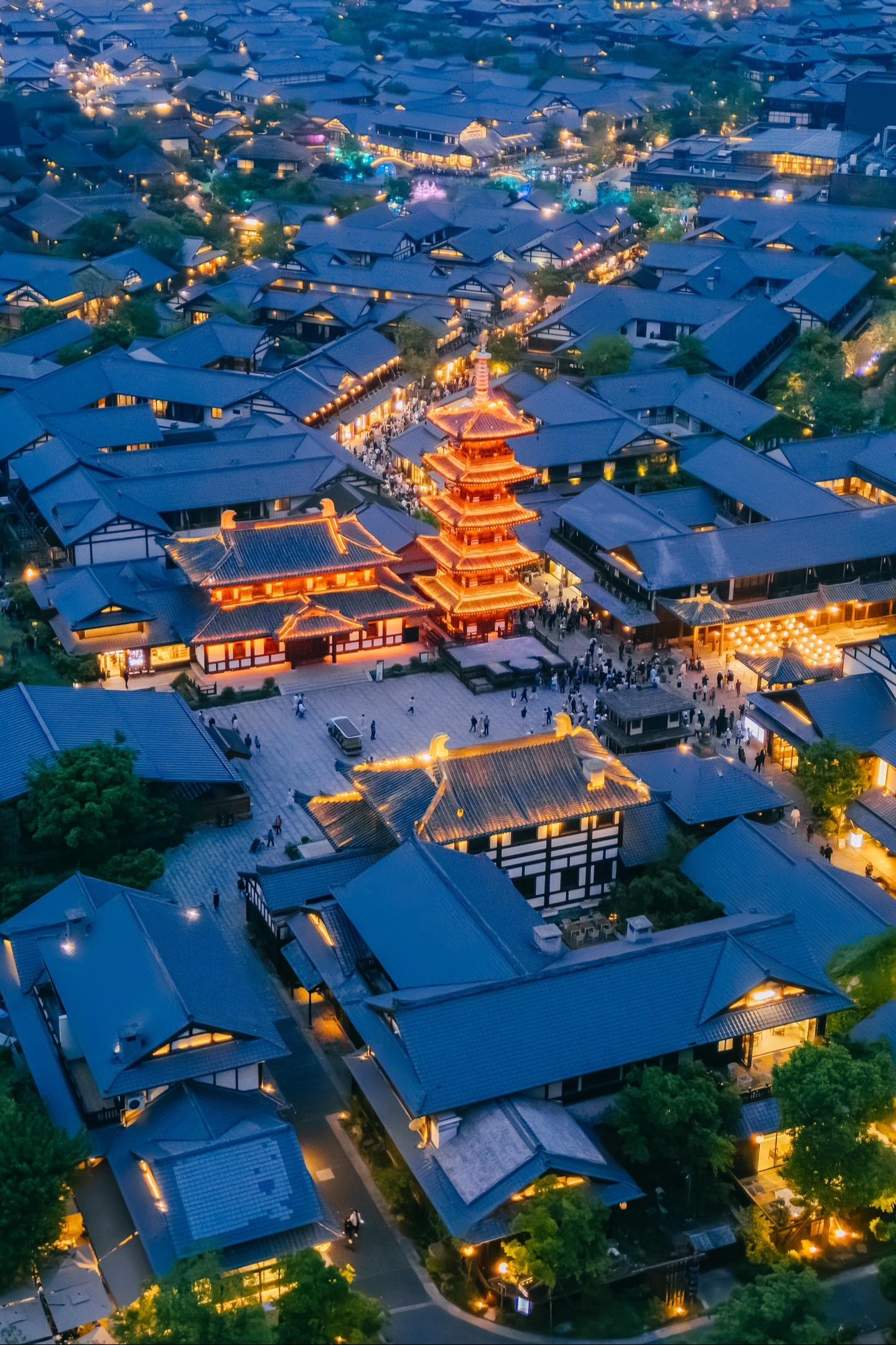 幸亏李白没来过，不然语文课本又要厚一半‼江南的春天已进入尾声
而这里鲜花依然灿烂盛放
一整片星空花海如梦似幻
一草一木都是禅意满满
待暮色降临，灯火阑珊
仿佛穿越盛世大唐
.
📍位置：无锡市拈花湾·禅意小镇
🚗交通：自驾或者高铁至无锡站，公交直达
🏨住宿：景区内住宿非常方便，可以选择波罗蜜多酒店或是风格多样的禅意客栈
.
📷拍照打卡
◾️梵天花海
✔️用不同颜色的花作颜料，一朵一朵把现实版的梵高星空呈现在巨大的草坪上，美不胜收
✔️漫山遍野的喜林草花海，仿佛闯入了莫奈花园，还有“花间蝶舞”、“调色盘