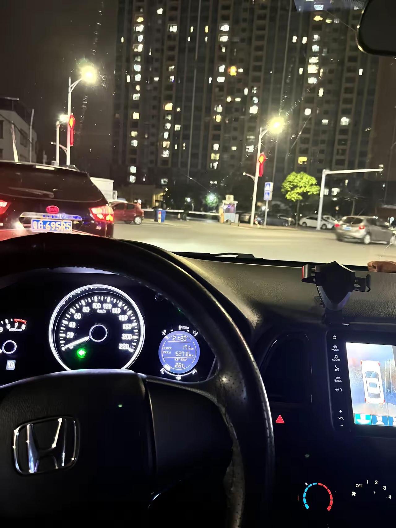 夫人在开车，夫君在干嘛？