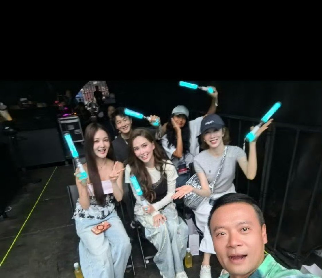 黄晓明、瞿颖、姜妍一块儿出现在周杰伦演唱会上了。 