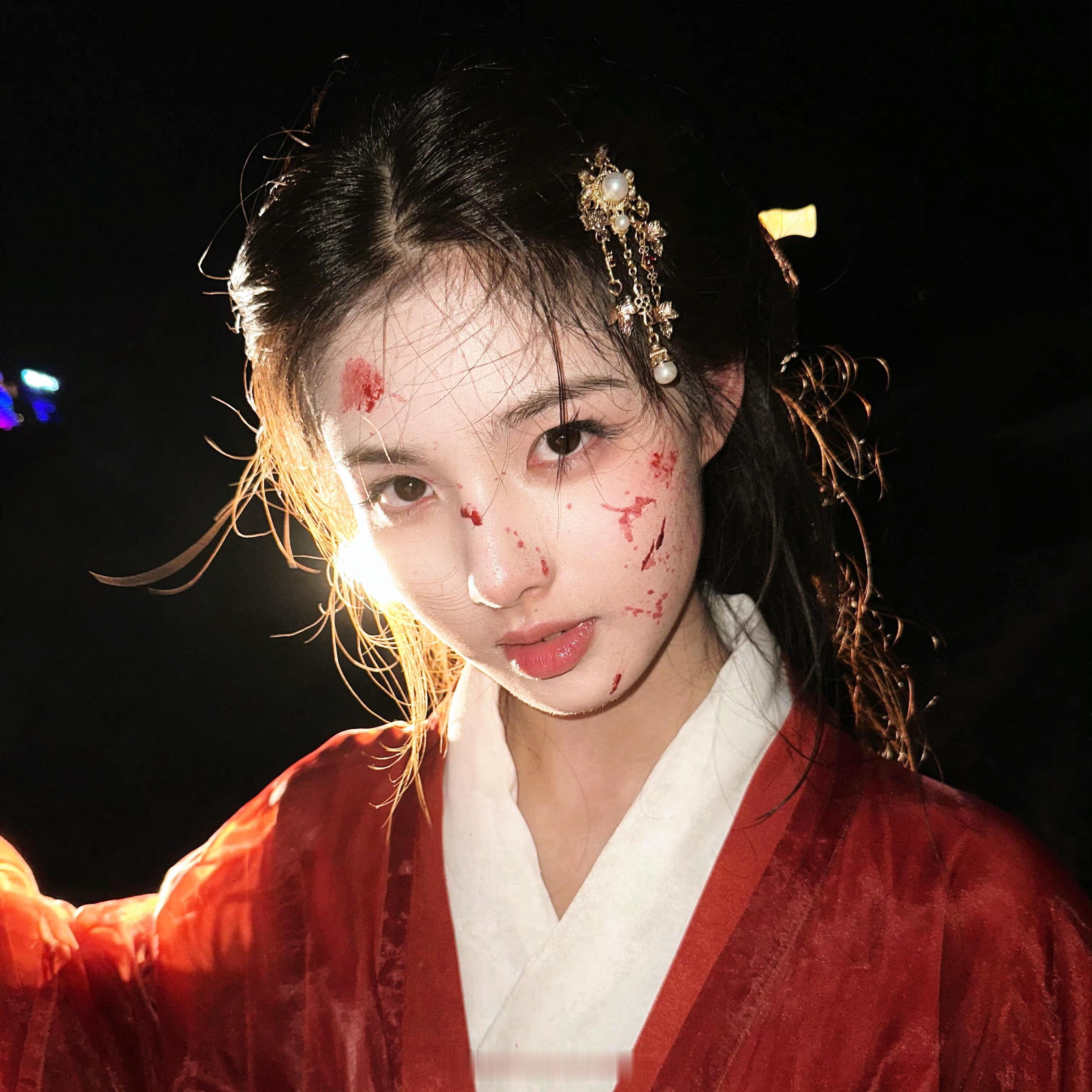 艾米古早港片武侠氛围感 暗调光里她抬手去挡剑锋，红纱被风掀起来盖住半张脸。那个眼