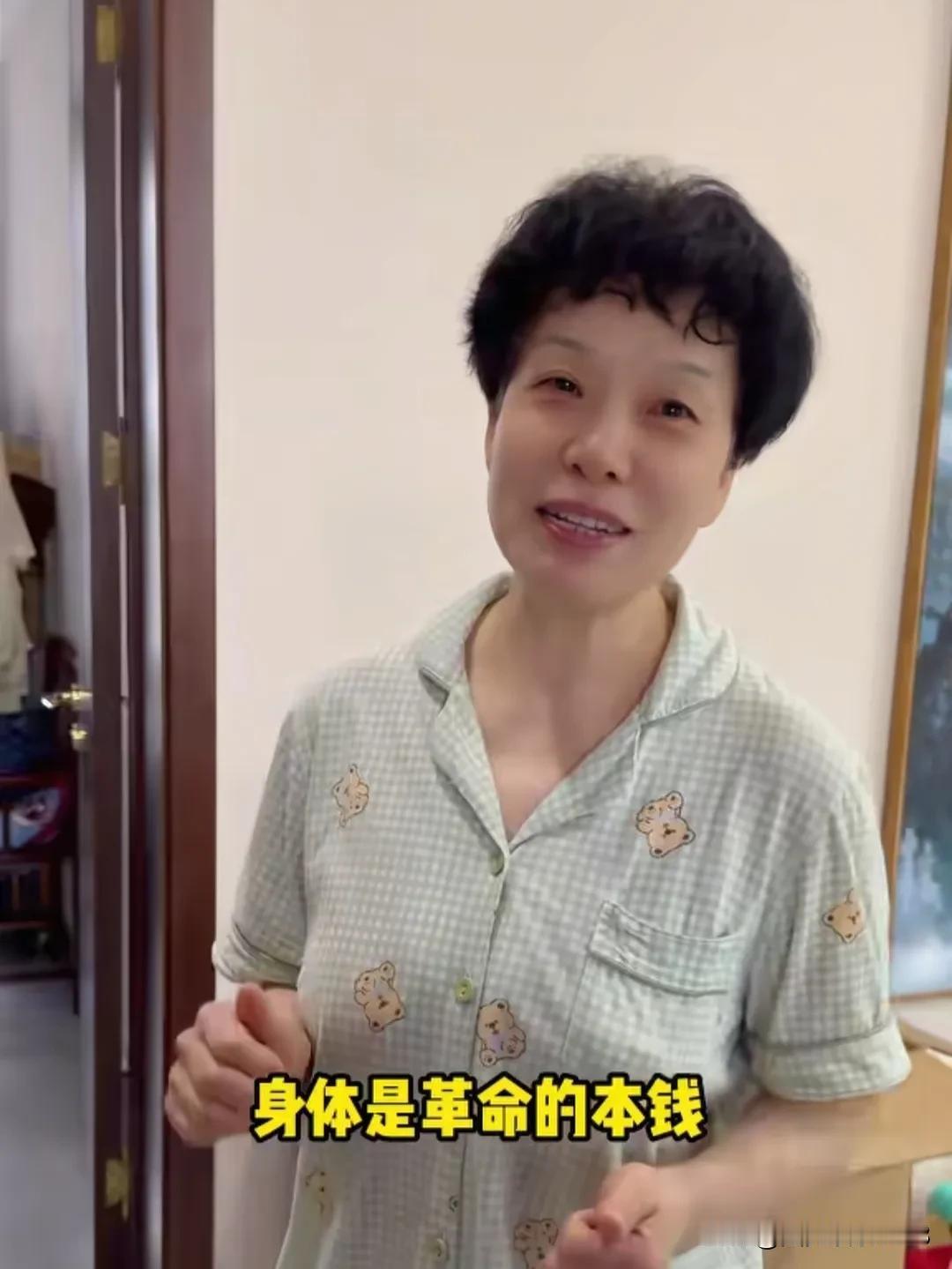 麦小登二胎生完是在家过月子的。婆婆感觉儿媳妇生了两个孙子，身体一直很瘦。麦小登又
