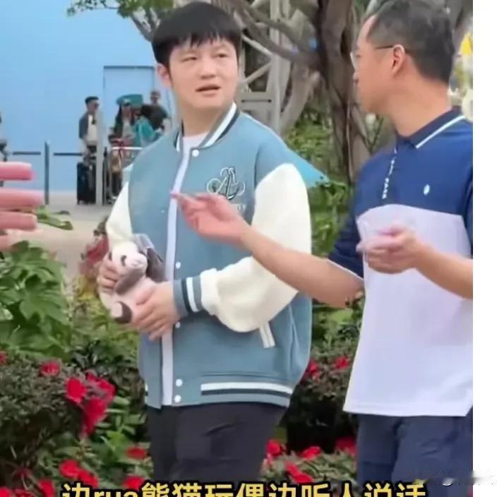 樊振东香港行，快把星姐们憋坏了！
远远看到樊振东，想喊名字不敢喊，怕不合适，想上