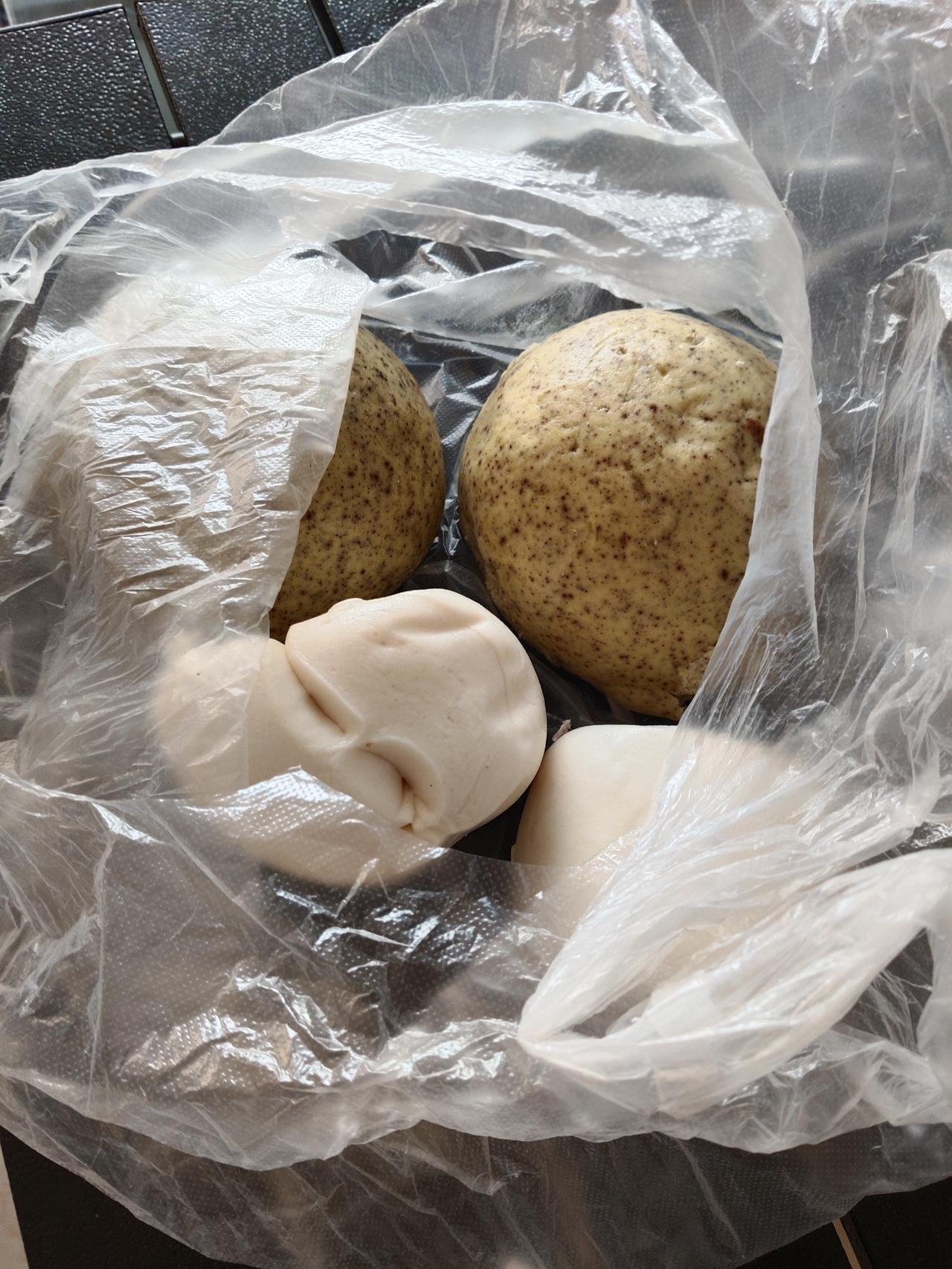 失而复得的馒头！
傍晚受老伴差遣去买馒头，不知道是天冷的原因，还是有点儿匆忙，买