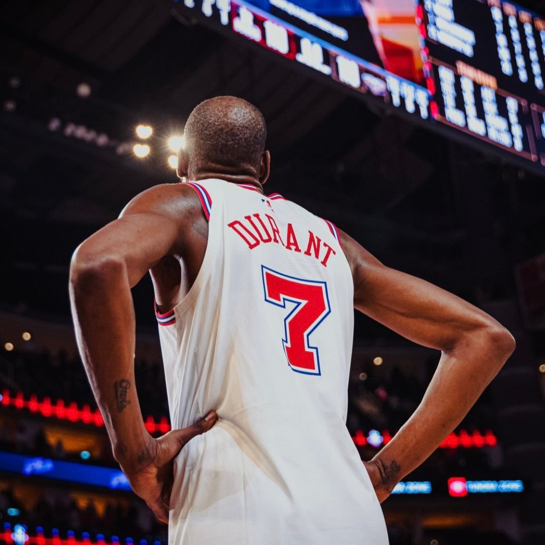 NBA本赛季场均上场时间排行榜：1. 泰瑞斯·马克西：38.9分钟2. 阿门·汤