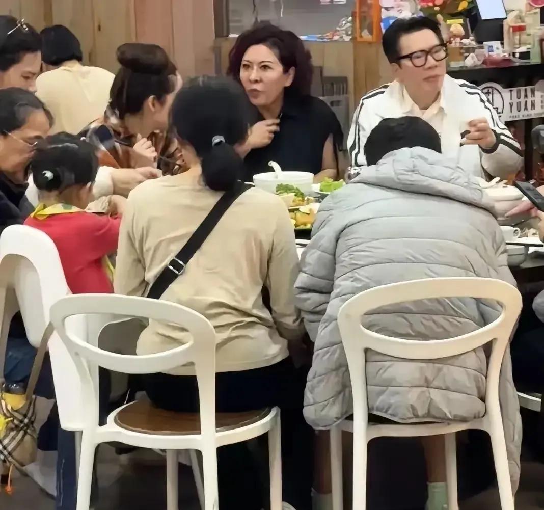 郭碧婷与向太一家在新加坡被偶然碰见，诸多细节透露着家庭关系的和睦融洽。郭碧婷素颜