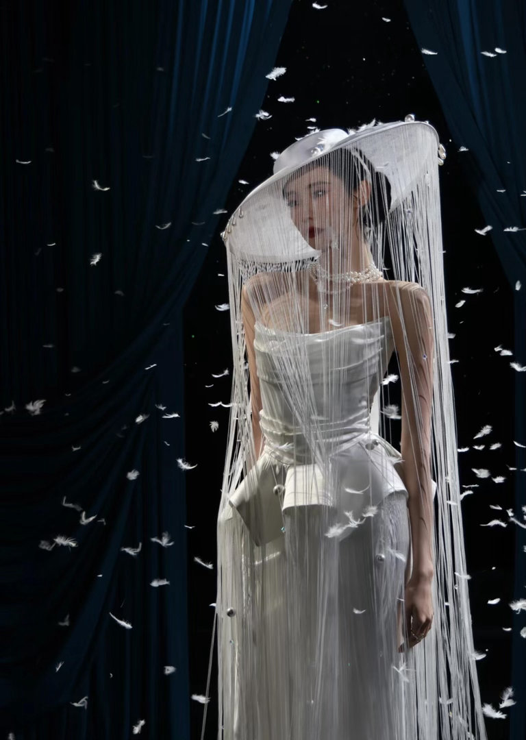 张艺凡上班迷路也不忘饭撒 左看看右看看，小碎步来回倒——但镜头一过来，立刻切换营