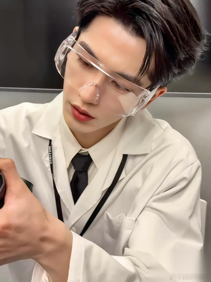 果然杨天真说的没错， 人红不是没有原因的， 不信你看张凌赫，不管是作为演员，还是