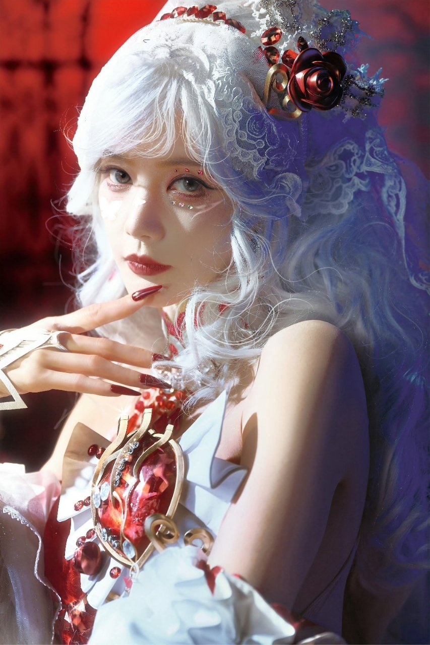 李一桐cos了和平精英暮色玫影金鹤龙给李一桐画的cos妆 好美啊~cos届来了一