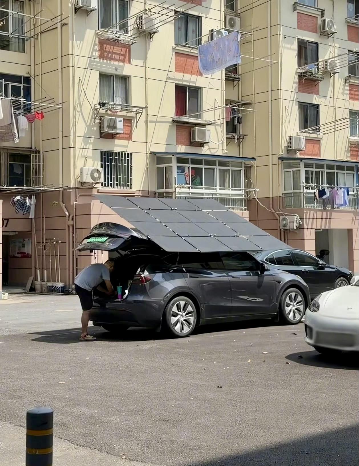 特斯拉车主DIY的折叠太阳能光伏板，能依靠光伏发电，这能省几个钱？感觉没啥实用性