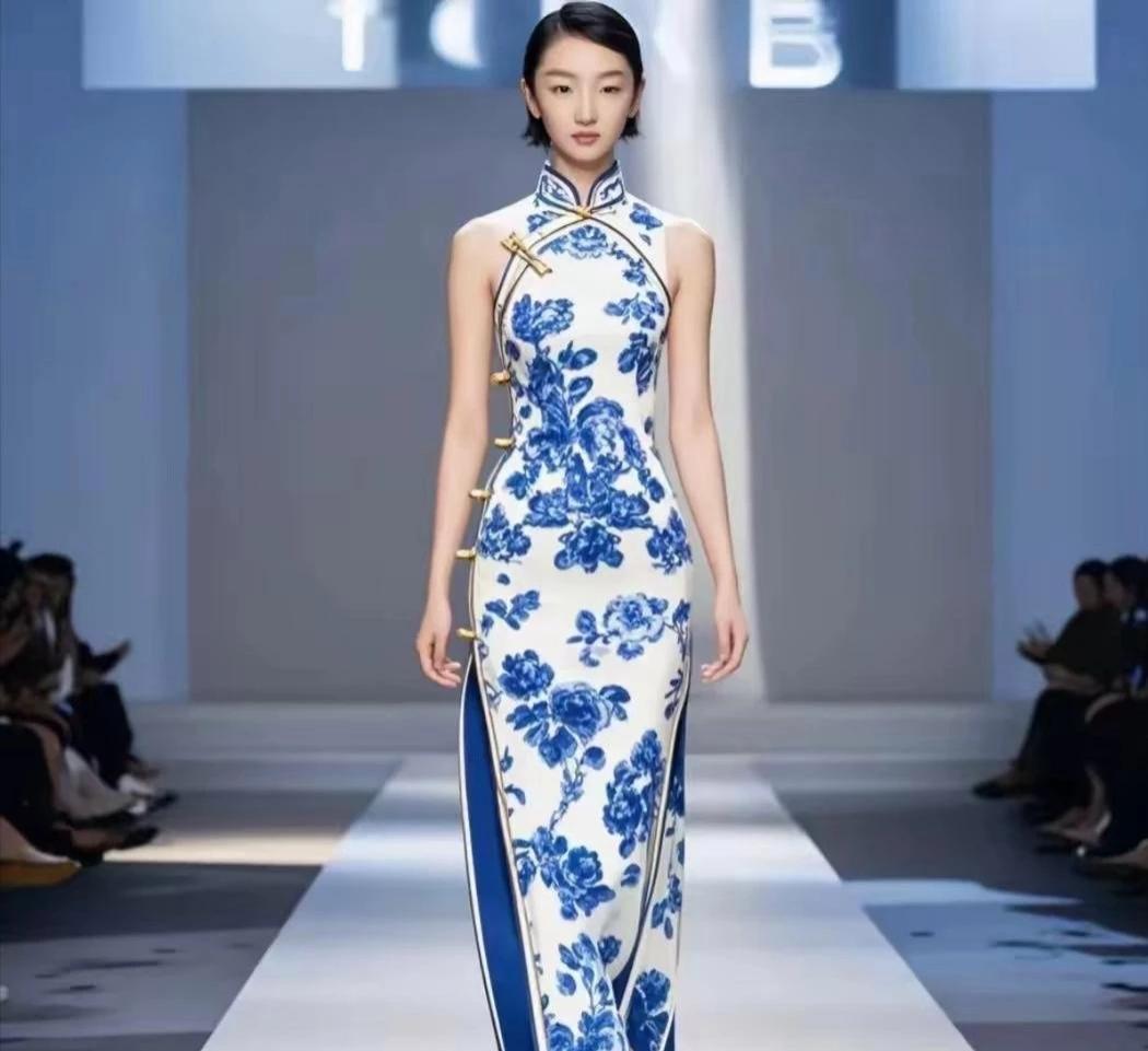 周冬雨穿上青花瓷元素的衣服，简直嗨到不行！每一件都像是从画里走出来的，特别水嫩好