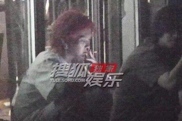 #周震南抽烟被拍##周震南路边抽烟被拍#周震南在工作室门口抽烟被拍，你怎么看，可