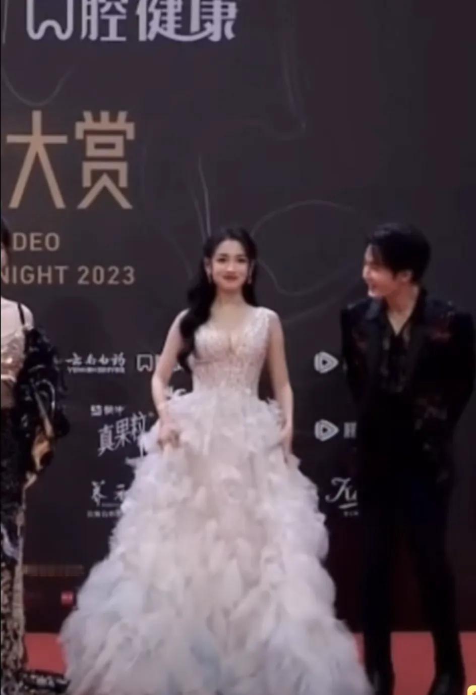 #2023年度创作挑战#《长相思》剧组走红毯，被传搞拉踩，女主杨紫C位被抢了，被