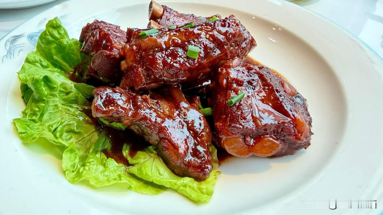 地道的无锡味道，甜中带咸，鲜香脆嫩。无锡人用甜蜜迎接每一位游客。
图文原创：ra