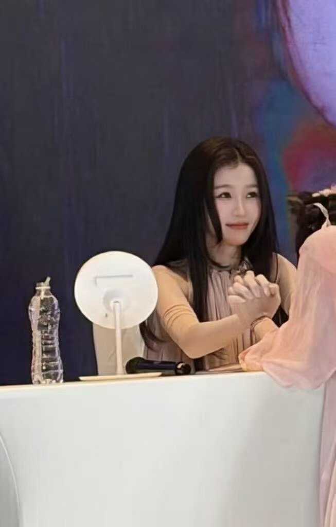 虞书欣牵粉丝的手说力量传输虞书欣说力量传输 虞书欣牵粉丝的手说力量传输，好爱粉丝