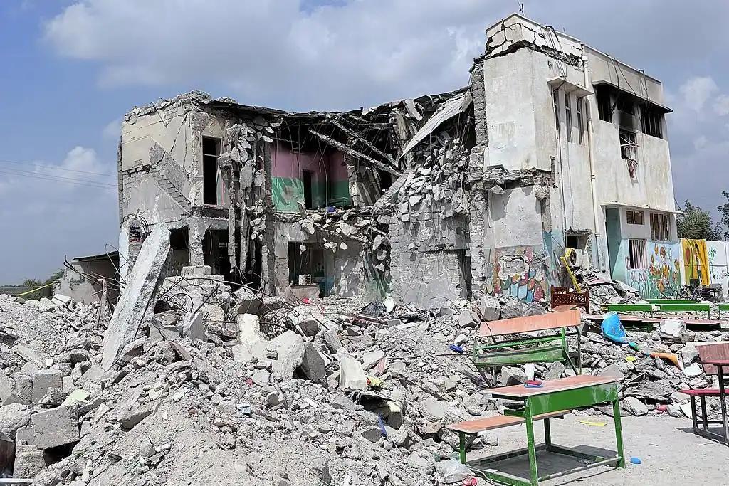 太狠了！160多条鲜活的人命，就这么没了。美军炸完伊朗小学，居然拿“误击”当借口