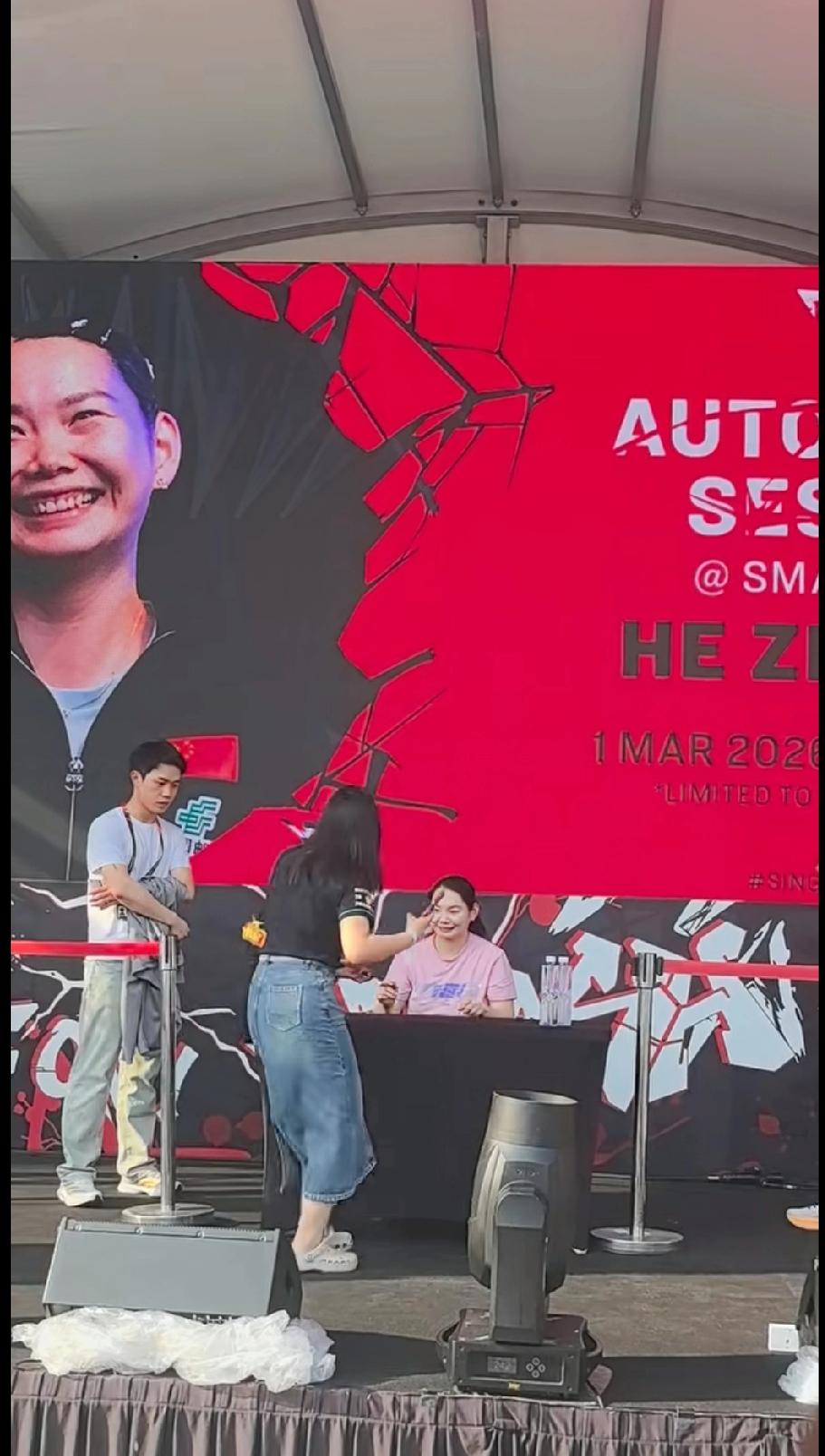 佳佳这笑容也太福娃了吧！
 
刷到WTT新加坡大满贯现场的签名会，一眼就被何卓佳