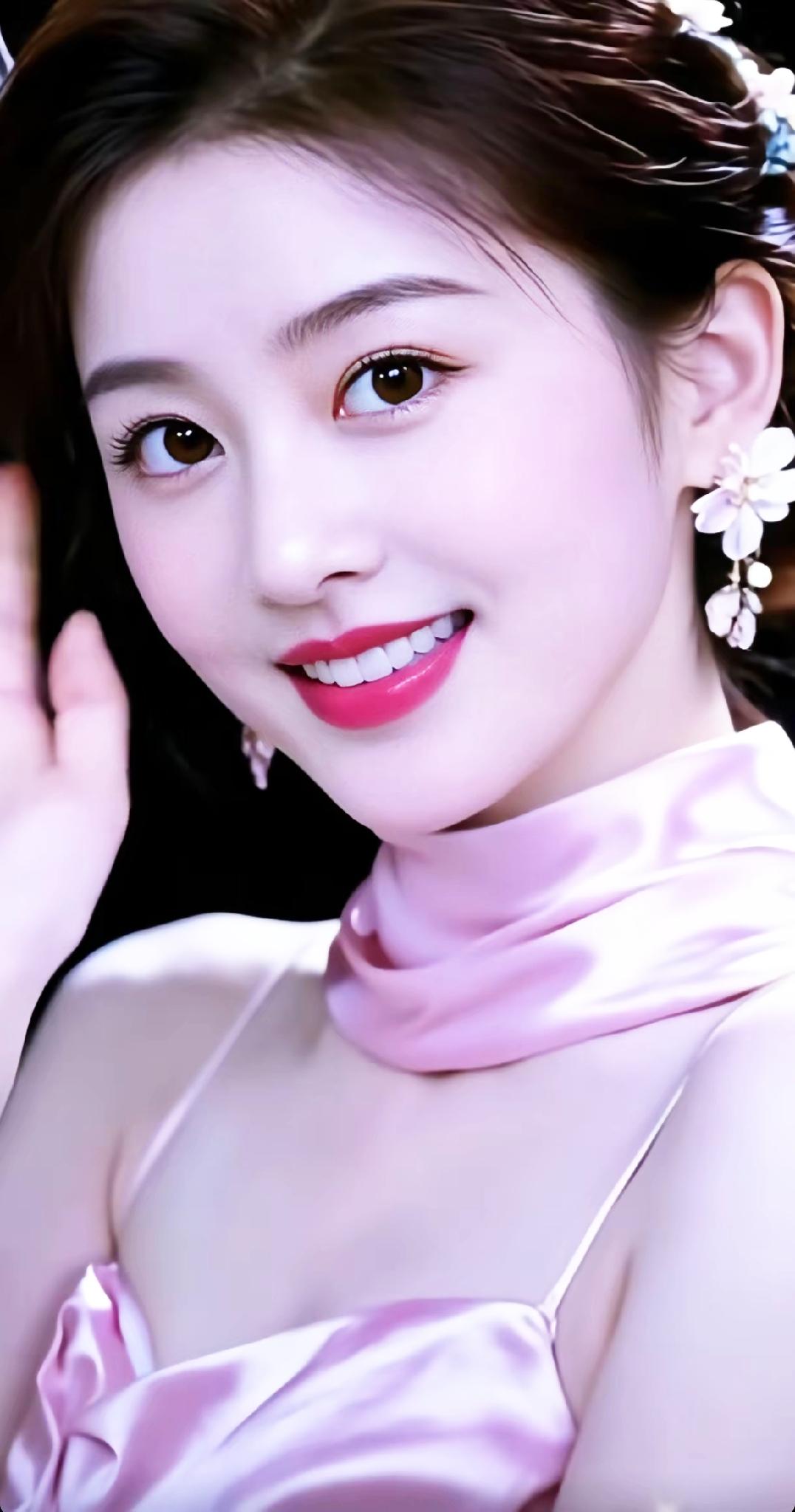 甜美少女心，粉色丝绒连衣裙，优雅气质，微笑动人！🌸💖✨