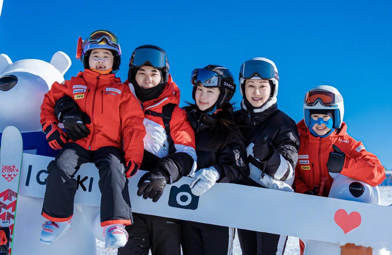 赵文卓一家五口去滑雪！