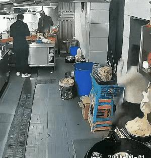 女子跑的太急了，结果叠了一个大跟头，不管干什么事情，一定要沉得住气，就怕忙忙活活