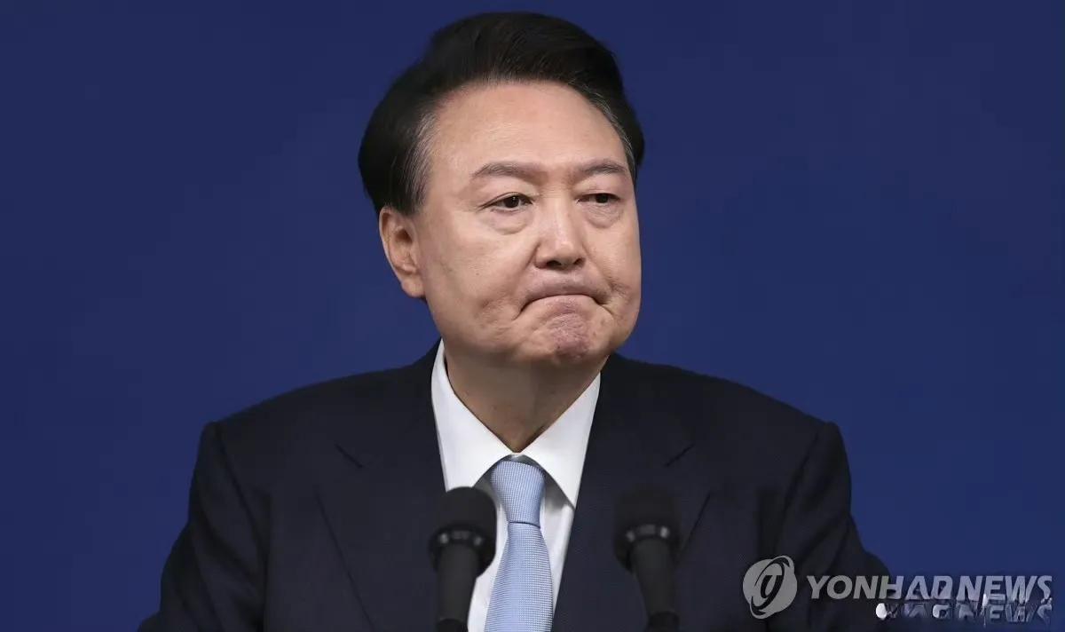 尹锡悦在戒严43天后被捕，现任总统被调查机构逮捕，这在韩国是史无前例的。

当地