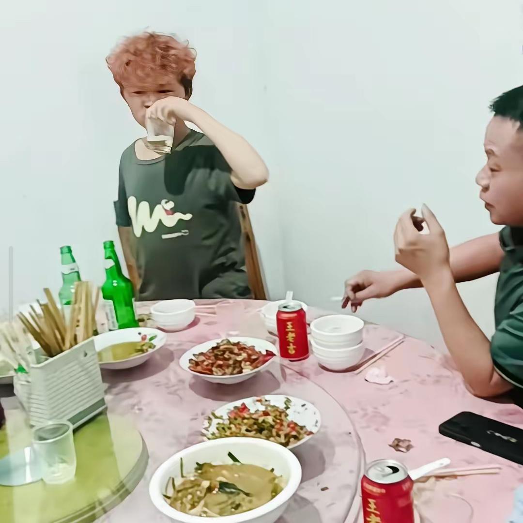 小马云”范小勤这小屁孩，又在大酒店里开喝了。周围全是大人在起哄，他倒好，直接当场