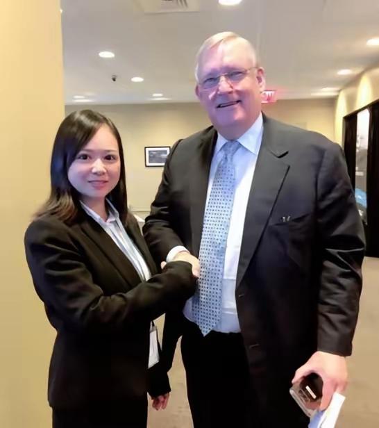 这篇文章讲述了一位名叫周君红的深圳律师，她的人生轨迹从专业律师逐渐偏离法律正道，