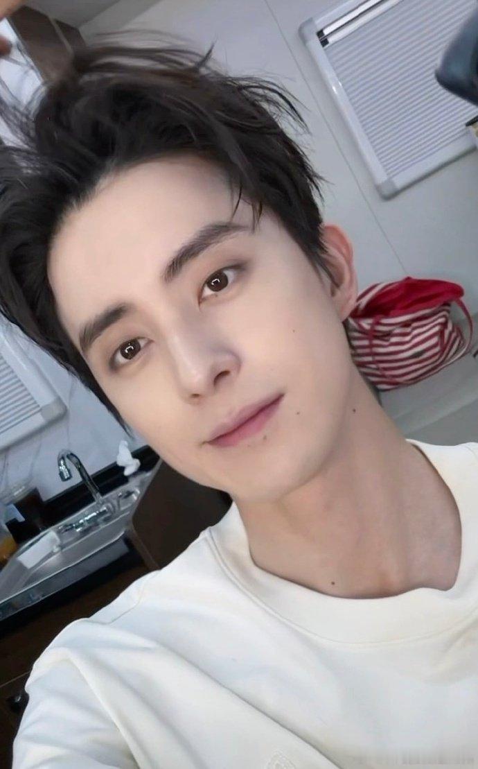 敖瑞鹏上班live自拍 敖瑞鹏白T上班照 敖瑞鹏白T上班照，是上班live自拍，