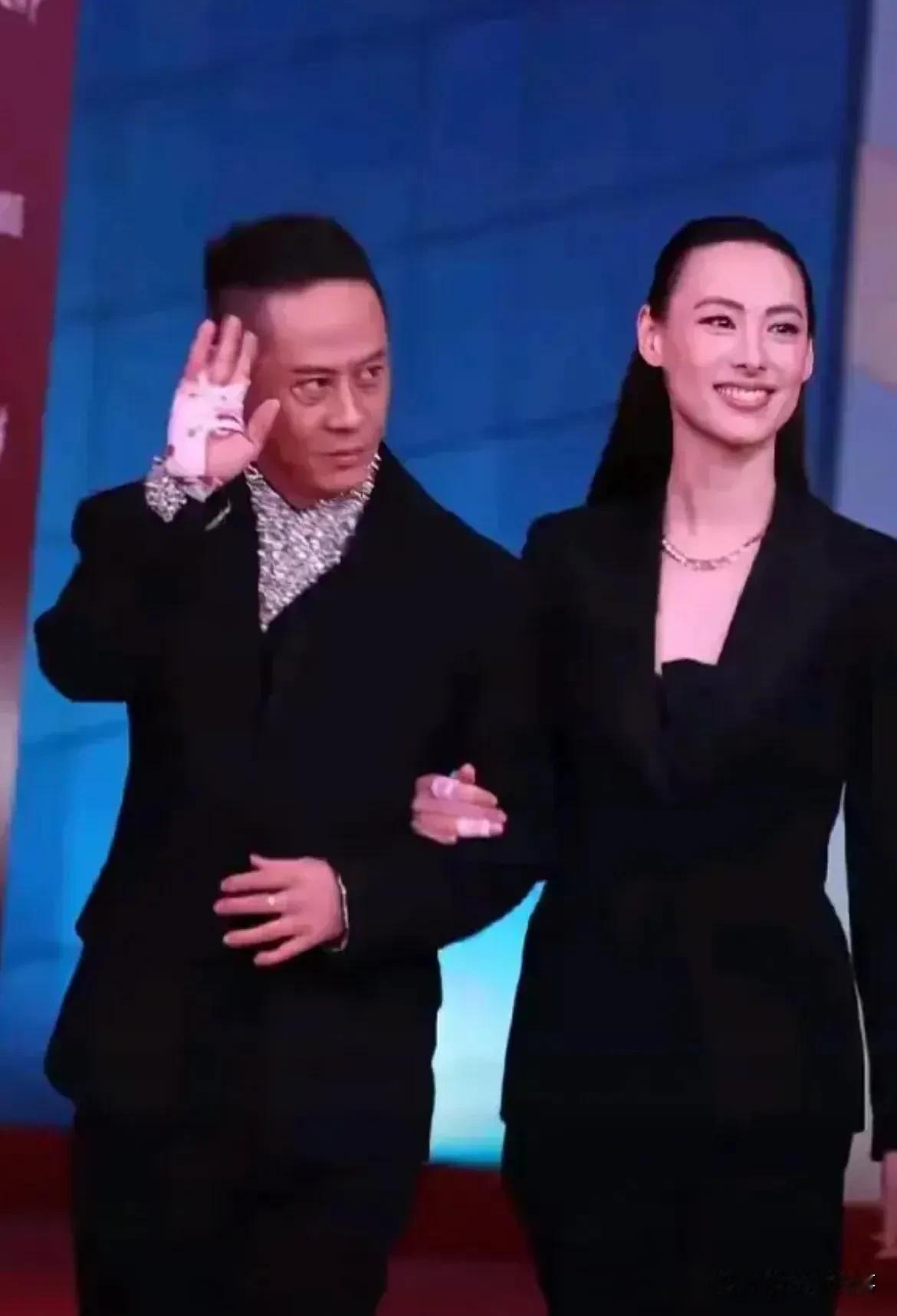 说出来很多人都觉得离谱，
李泽楷三个孩子的母亲梁洛施，
如今交往的男友马浴柯，出
