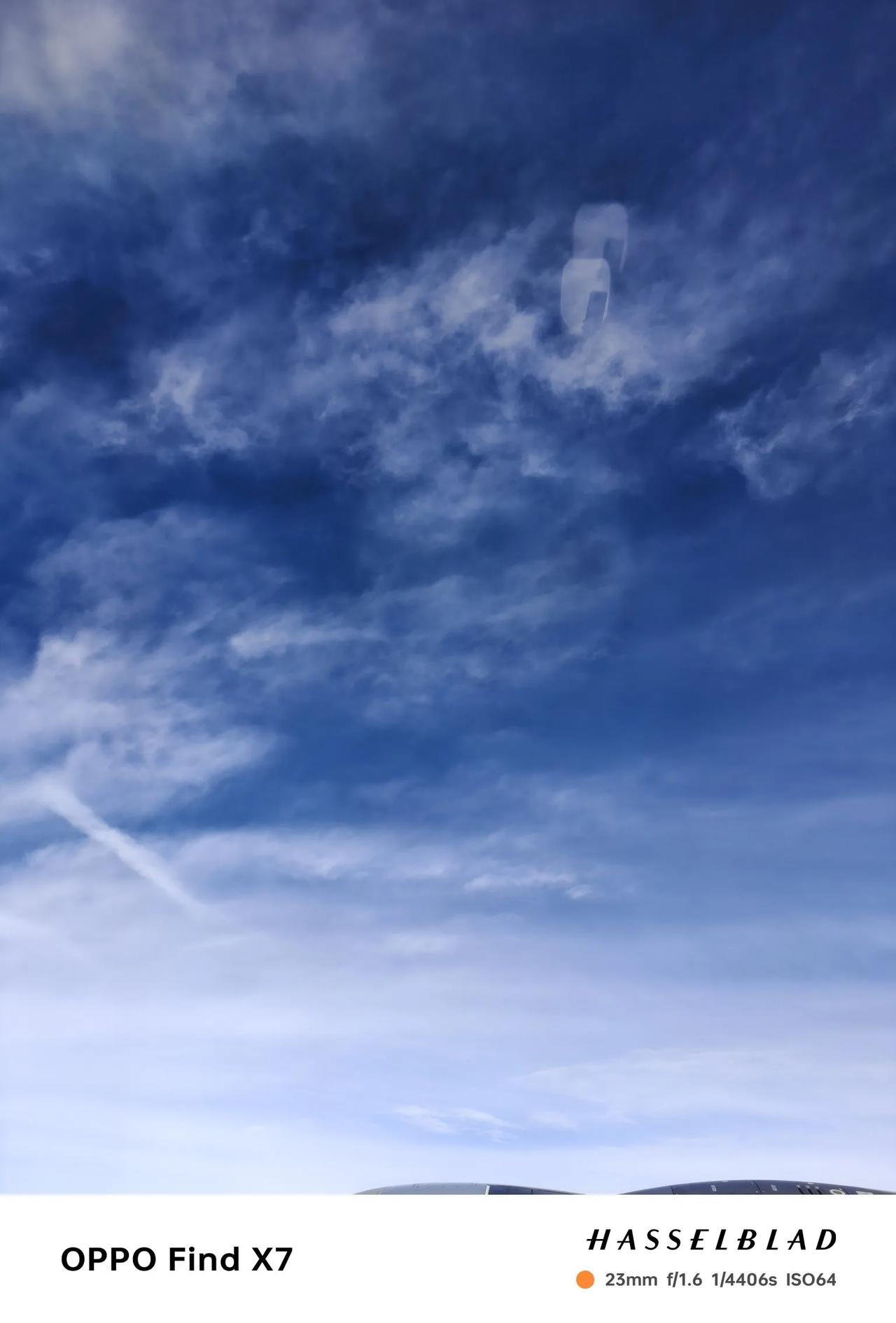 飞上蓝天了，天空太美了，出神那会儿，踩着七彩祥云飘荡，在柔软的白丝棉里感受舒适温