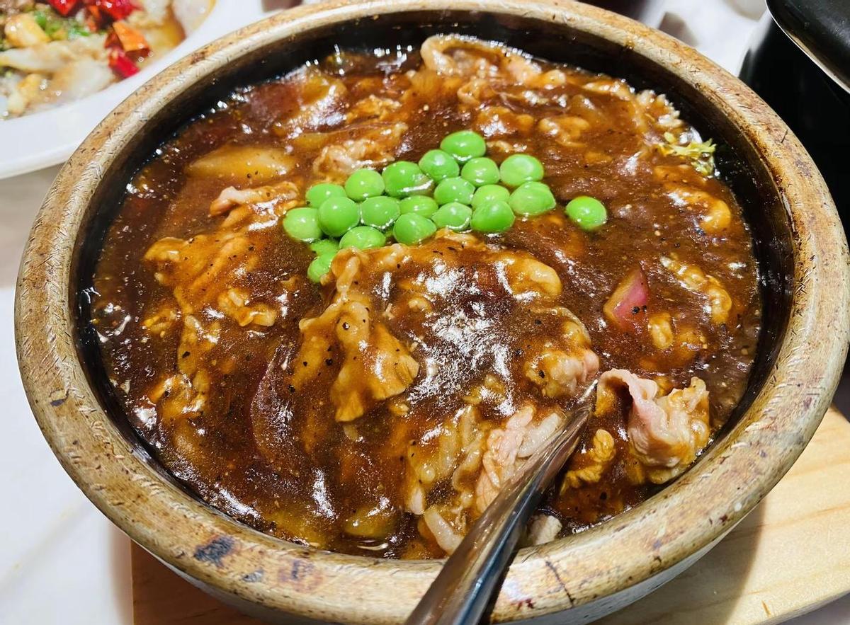 月聚变季聚，不是淡了，是日子太满。
孩子要管，房贷要还，膝盖也开始抗议。
可那群