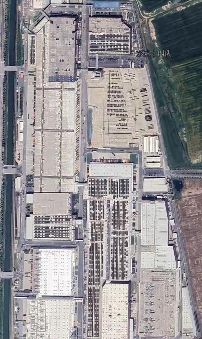 上海给特斯拉的那片地足球一百多万平米的地，才卖了不到十个亿，简直是白菜价，但是很