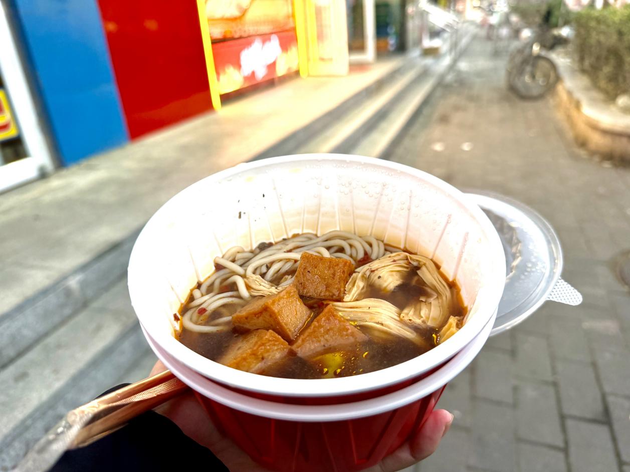 4.9元一碗卤粉，绝味鸭脖背水一战