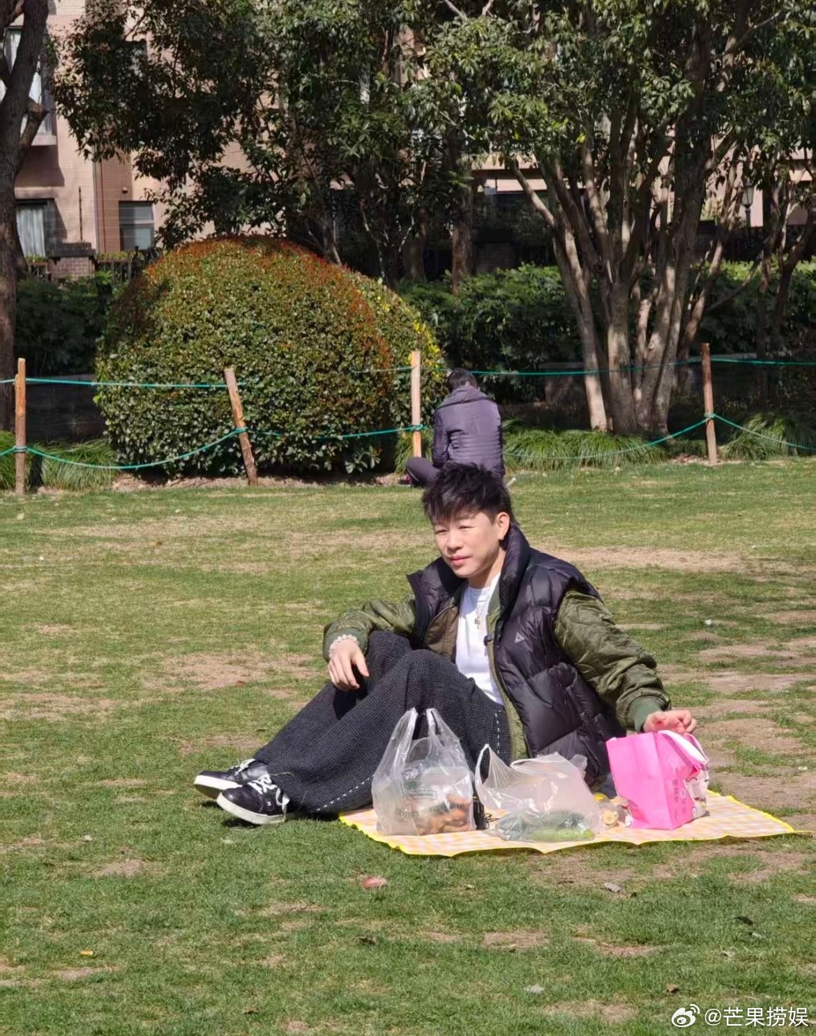偶遇胡彦斌独自公园野餐怎么就他一个人？？易梦玲没跟着但是他好好笑啊，有种慈祥老奶