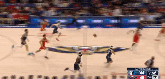 弗拉格这身体素质和协调性绝对是白人中的天花板，太牛了！
弗拉格跑起来在一群鹈鹕球