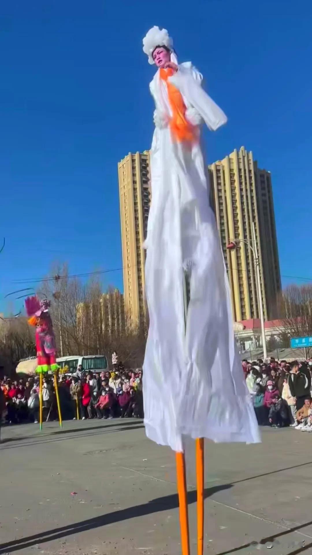 这才是踩高跷中的翘楚[大笑]