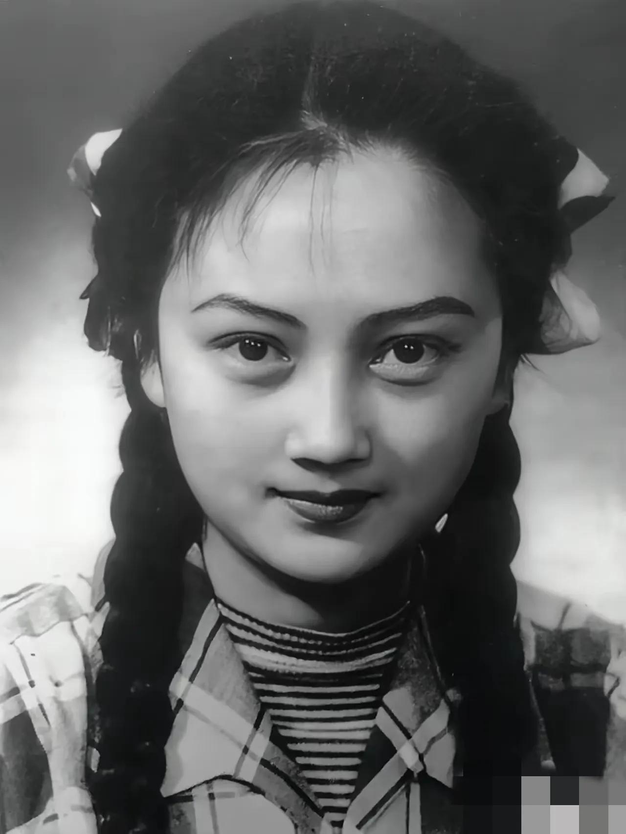 当年19岁的王晓棠，那颜值简直逆天了。上世纪五六十年代，她就凭借出众的美貌成为众