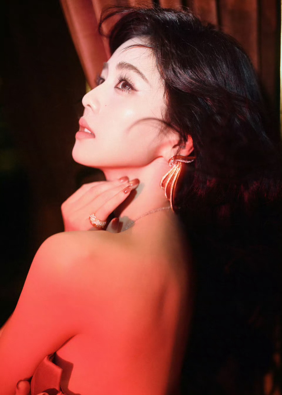 白鹿灼灼红裙期待这个小菠，今晚看唐宫奇案，预约走起