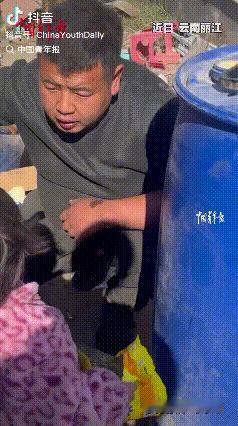 太暖心了！云南丽江修车店，2岁女娃蹲在零件堆里递扳手，一个小动作让人心头一暖
 