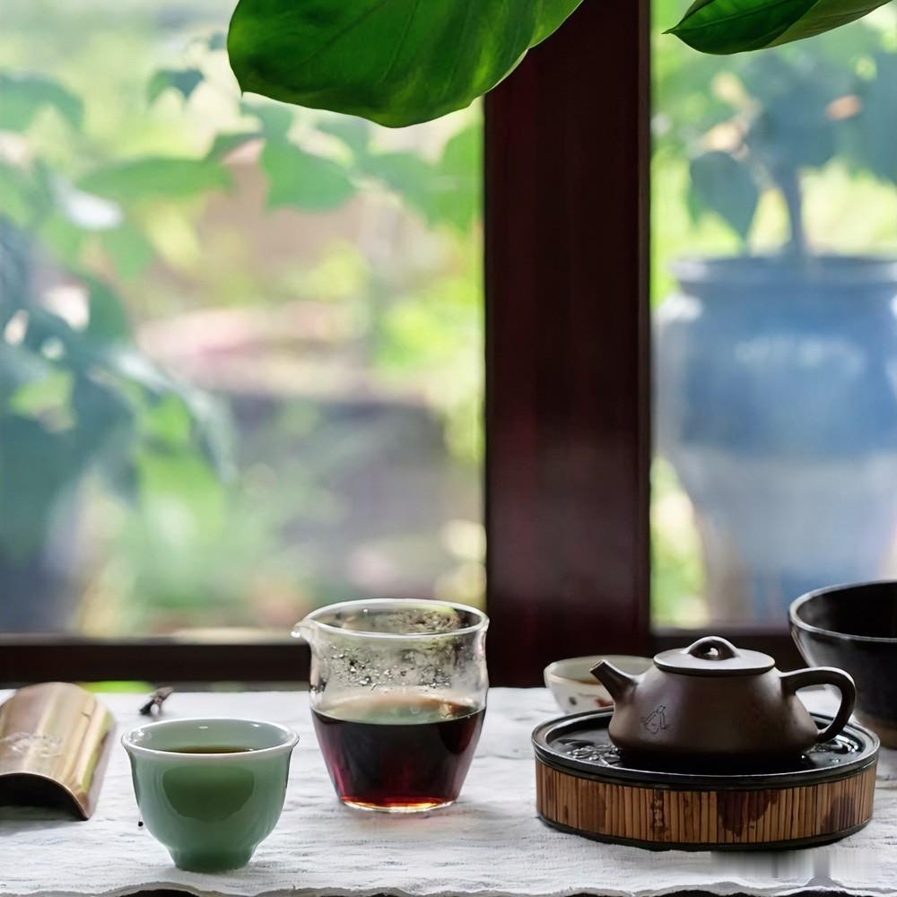 《静待花开·红绣鞋》
叶旋杯中似岁痕，水沸盏里意千重。苦尽甘来味自丰，休避涩，莫