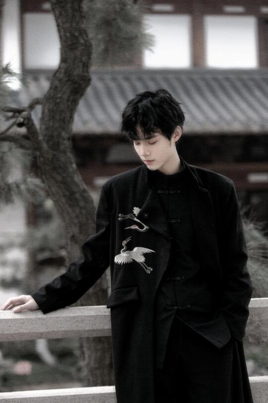 “人生长恨水长东”