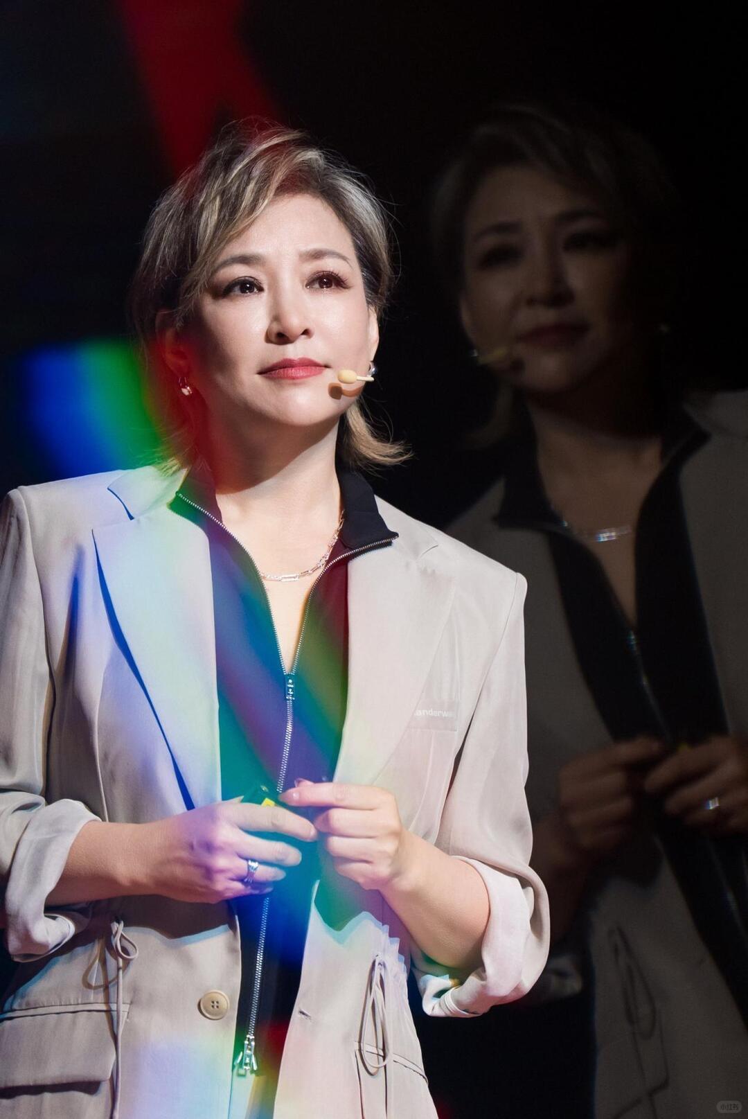 李静：“我们小时候来月经，去换卫生巾时都是藏着掖着，生怕人看见，而且当年很多人没
