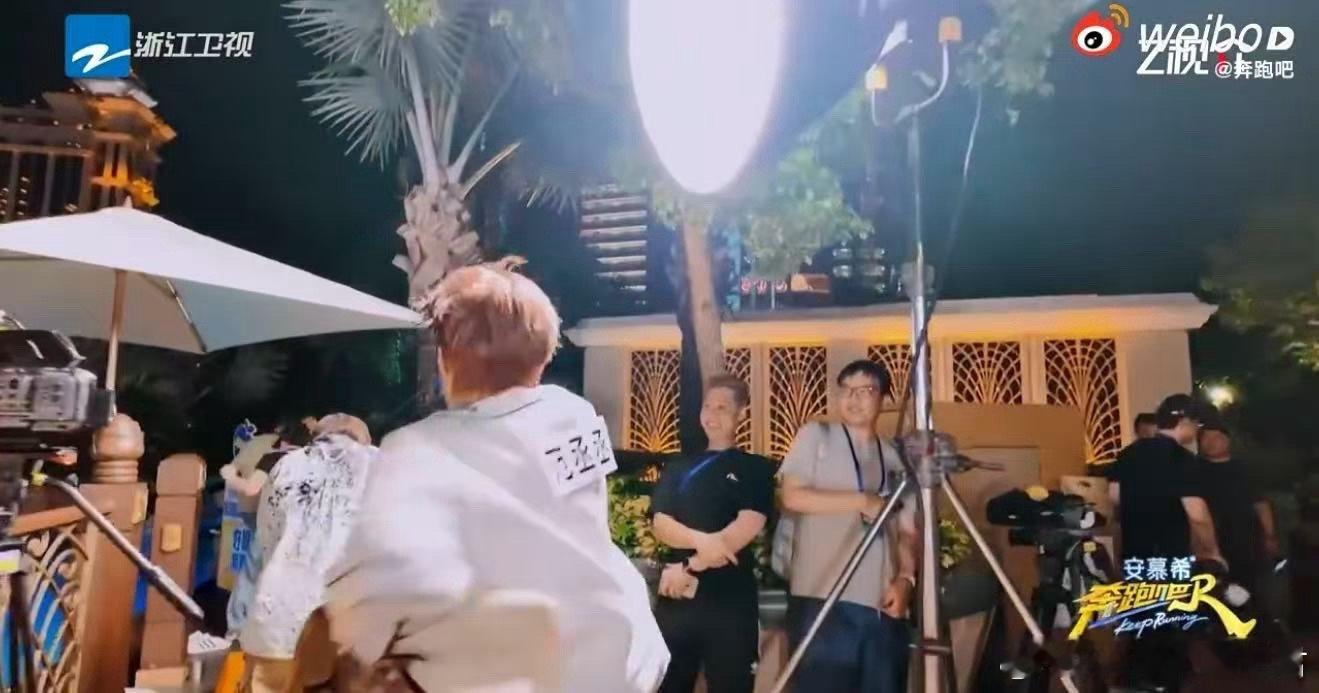 范丞丞终于对姚译添下手了奔跑吧原来你是这样的范丞丞，早就说了要对姚译添下手，可算