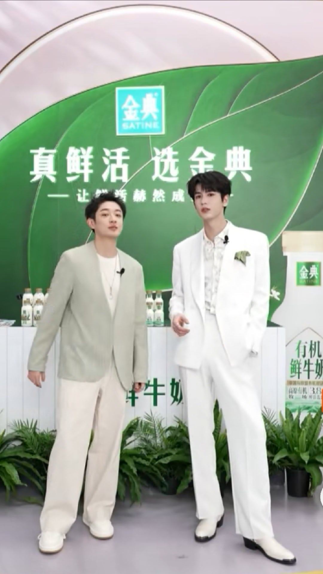 女儿怎么长的 人比主持人高整整一个头但脸一样大 ​​​