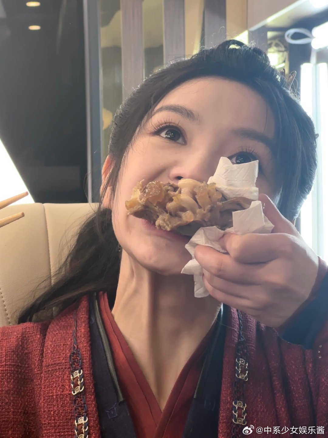 田曦薇这吃相没谁了，怎么一点也不注重形象管理 